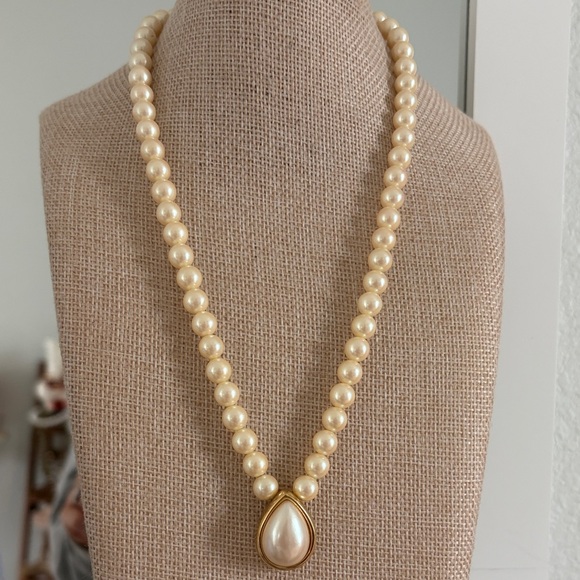 Vintage Monet Cream Faux Pearl Necklace with Teardrop Pendant - Picture 2 of 7